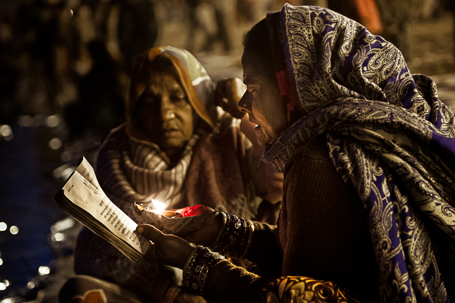 Women praying - Allahabad