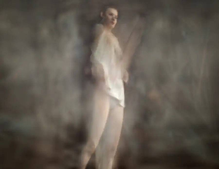 17_Renata Vogl_lady in white