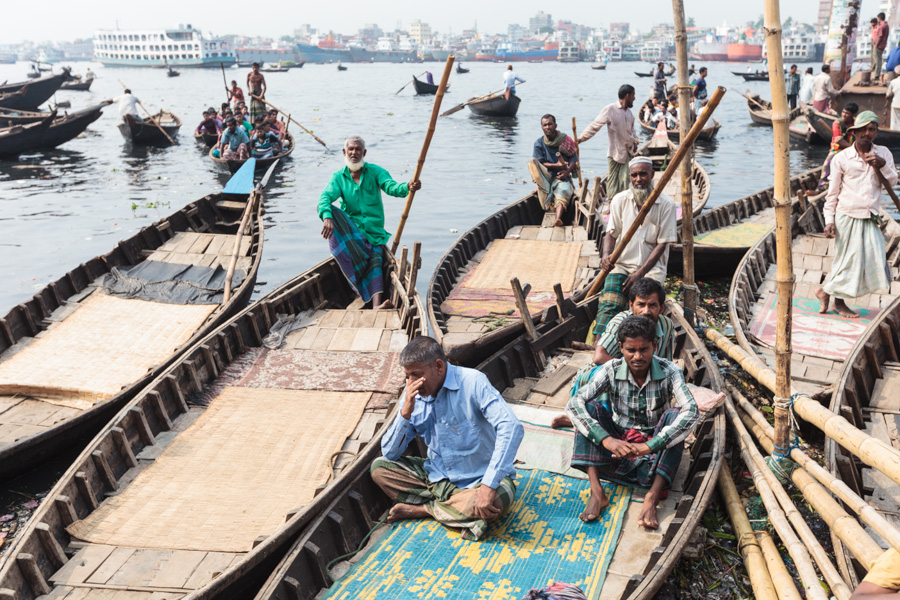 Boatsmen waiting for passengers, Sadarghat Boat Terminal, Dhaka, Bangladesh, Indian Sub-Continent, Asia