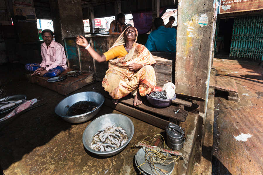 Woman selling fish and singing at the same time, Rangamati fish market, Rangamati, Chittagong Division, Bangladesh, Asia