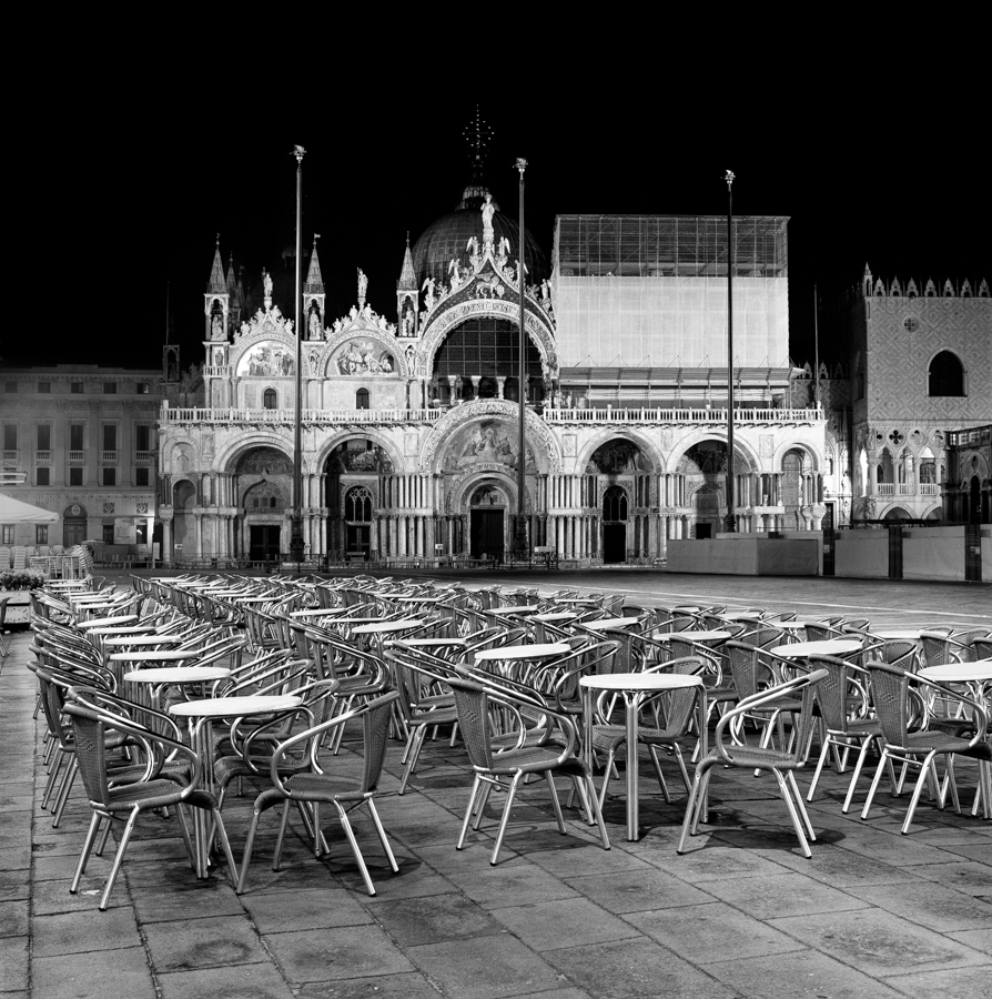 Chairs in the square_IT_VEN_013_D_c