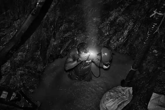 ColombiaThe water cannot be pumped out and the mine quickly begins to flood. Inside the tunnel the water level quickly rises and the miners try to unblock the suction tube with their bare hands.