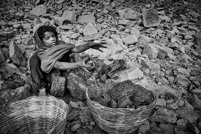 Erberto Zani : Black World – Photo book project on illegal mineral extractions