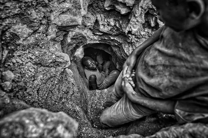 D.R.Congo_North Kivu region_Rubaya_Mudere mine. Miners rest during the digging of a new tunnel. Once the tunnel reaches the depth of 20 meters, it will be shored up with simple planks of wood: collapses are frequent, especially during the rain season.