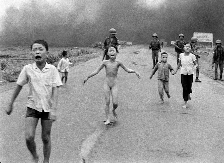 Nick Út: The Associated Press, Napalmangriff in Vietnam, 1972 © Nick Út/AP. Aus der Ausstellung AUGEN AUF! - 100 JAHRE LEICA-FOTOGRAFIE, 24. Oktober 2014 bis 11. Januar 2015 in den Deichtorhallen Hamburg / Haus der Photographie.