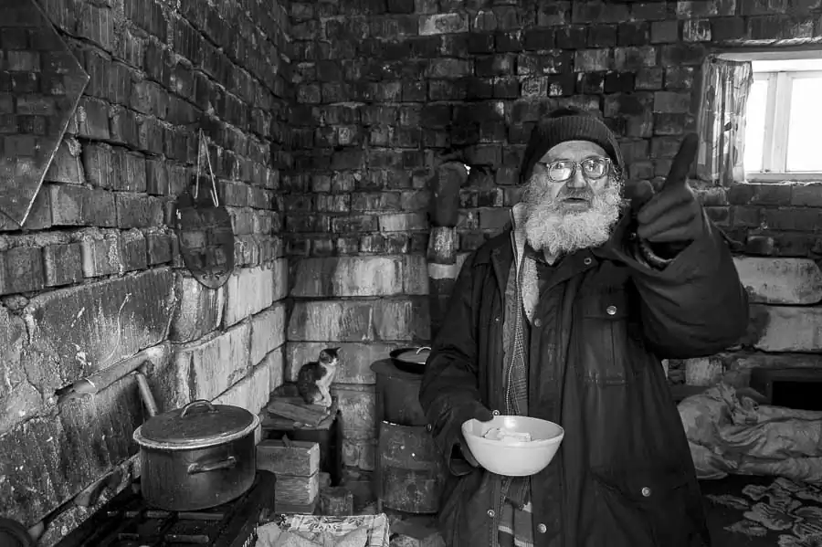 Ion Izvenari is preparing lunch. Currently, though not seen nor heard too well, it is a guard at a sawmill located in the neighborhood "New Town". She lives in an annex of the sawmill even if it has an apartment in a building, because not stand the noise of the block and he is kind of hard to climb up to the 3rd floor.