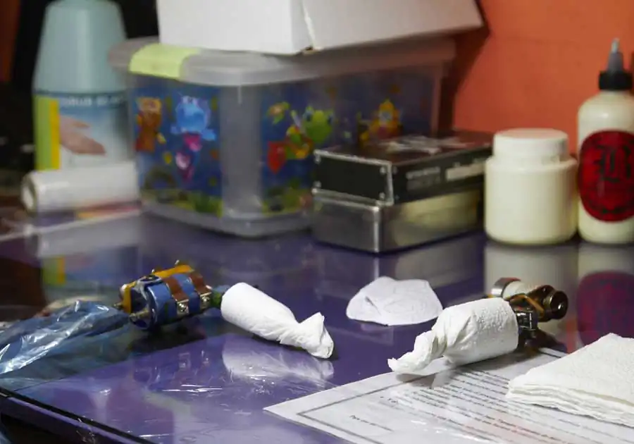 Los tatuadores de Cuba by Allison Dinner