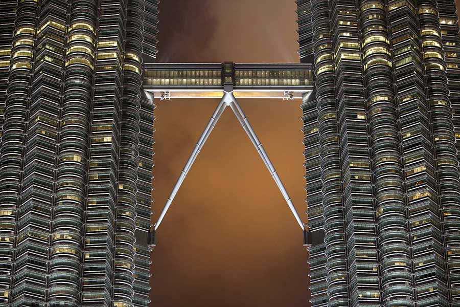 Currently the world’s tallest twin buildings, the Petronas Tower skyscrapers also boast the world’s highest two-story bridge. architect: Cesar Pelli