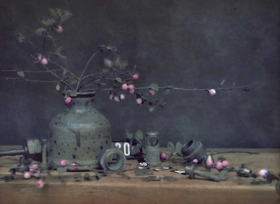 SNOW_BERRIES_IN_CLAY_VASE_WITH_PRICE_TAGS_Michel_van_Weegberg