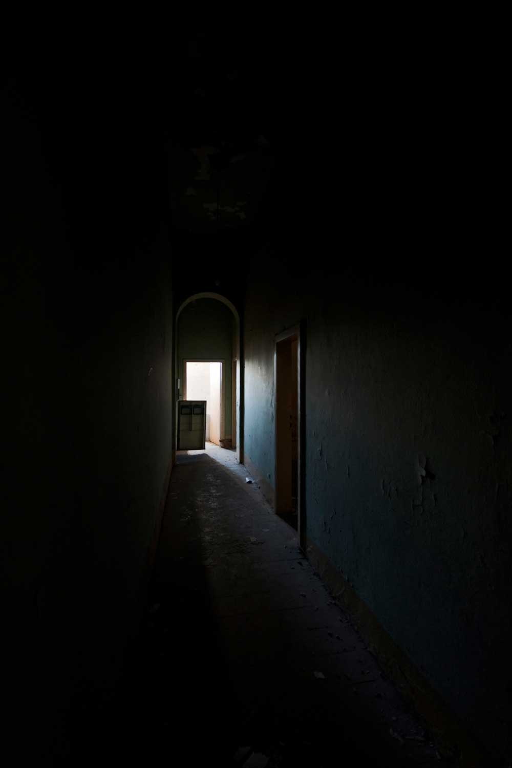 Interior abandonment / Lorenzo Linthout