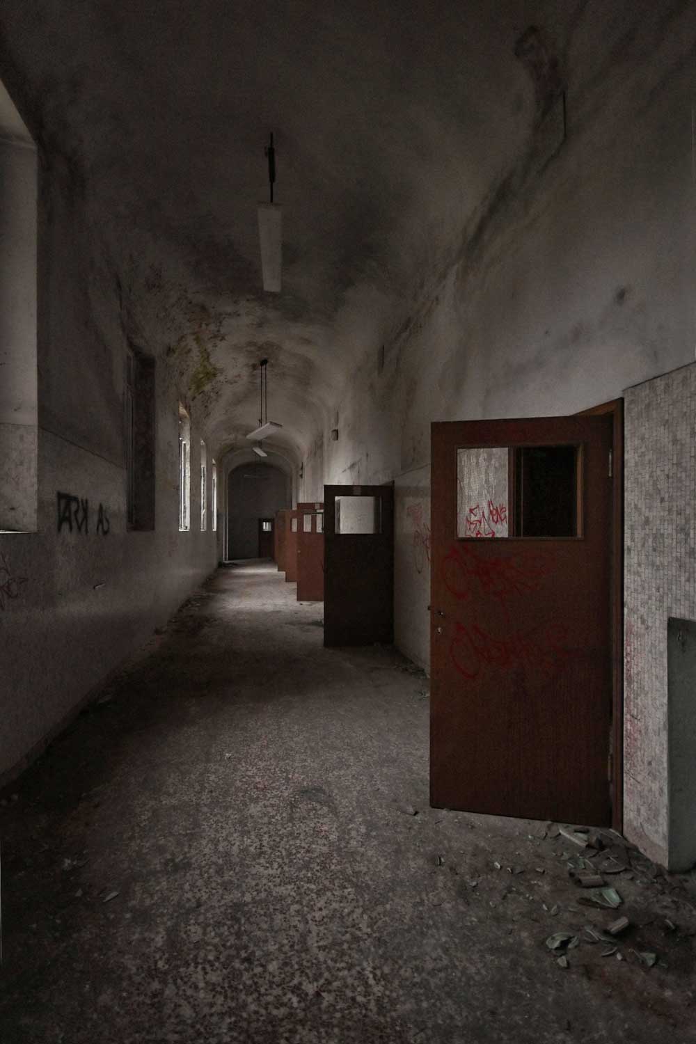 Interior abandonment / Lorenzo Linthout