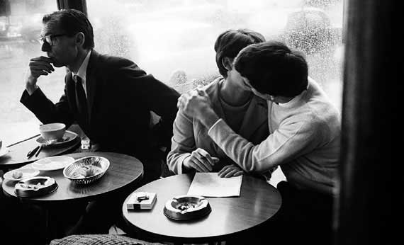 Léon Herschtritt, Les amoureux de Paris - Café de Flore, 1967 Gelatin silver print by Philippe Salaün, 50 x 60 cm, edition of 25 © Léon Herschtritt / LA COLLECTION, service presse Courtesy Galerie Esther Woerdehoff