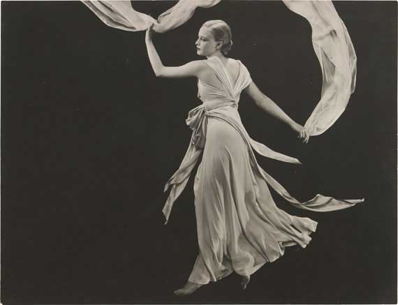 George Hoyningen-Huene: o.T. (Miss Sonia, Kleid von Madeleine Vionnet), 1931 © Horst; Estate George Hoyningen-Huené
