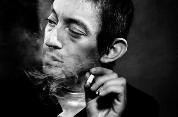 Herschtritt, Léon. Né en 1936. - Portrait de Serge Gainsbourg (Lucien Ginsburg, 1928-1991). Vers 1969. Photographie.