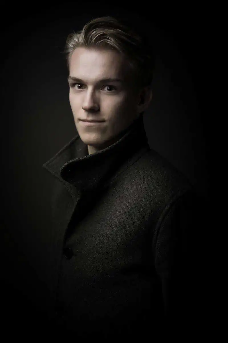 Mark Isarin ; Conceptual fine-art and portrait photographer