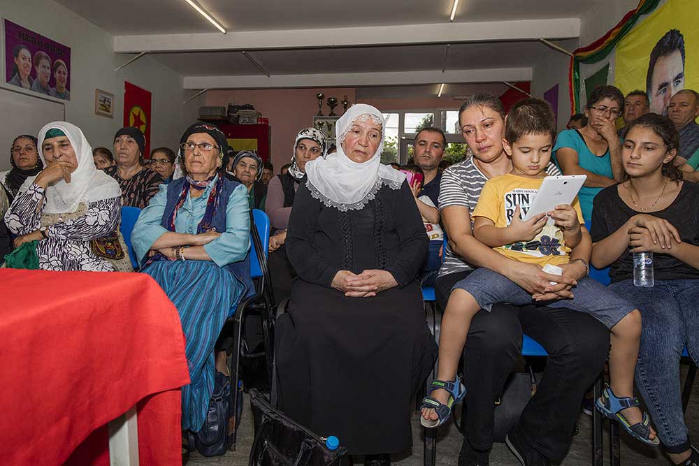 Memorial meeting of the Kurdish community after the death of Bungi Diren (22). This PKK soldier was killed on August 17 during a fight with IS. She joined the forces when she was 18 years old. Her mother and sister on the front row are overwhelmed by emotions while the audiance watches a video with recordings of Bungi’s time in the army.