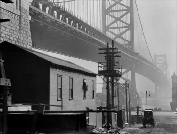 E.O. Hoppé: Bridge and Carriage, Philadelphia, USA, 1926 © 2017 Curatorial Assistance, Inc. / E.O. Hoppé Estate Collection