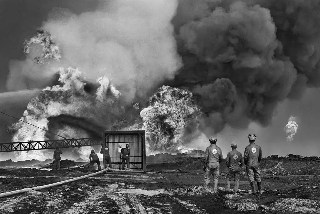 Sebastião Salgado ; Kuwait: A Desert on Fire