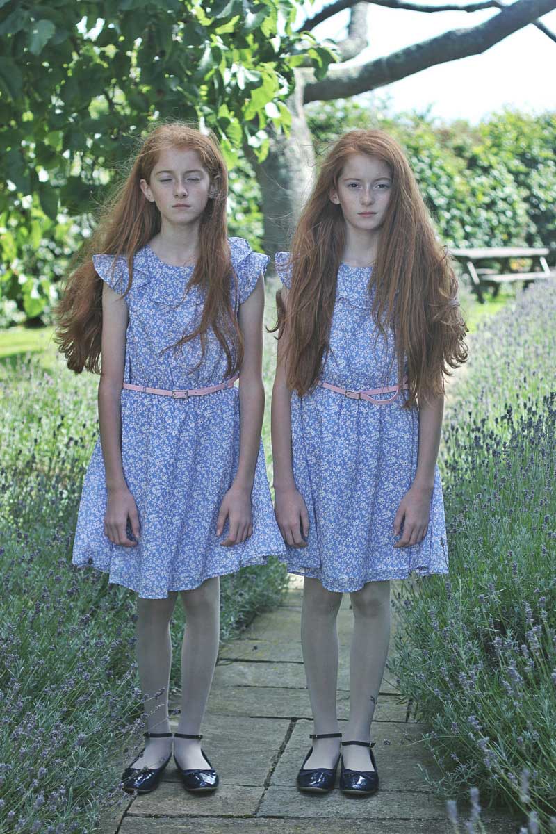 Leah and Chloe ; Identical twins by Zuzu Valla – Dodho