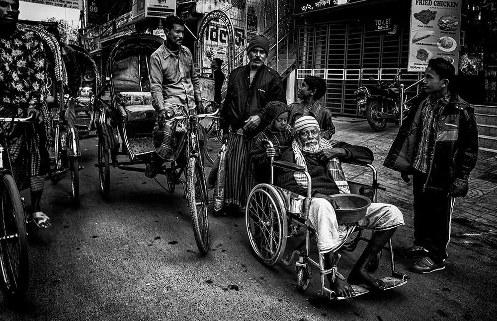 In the streets of Bangladesh by Joxe Inazio Kuesta