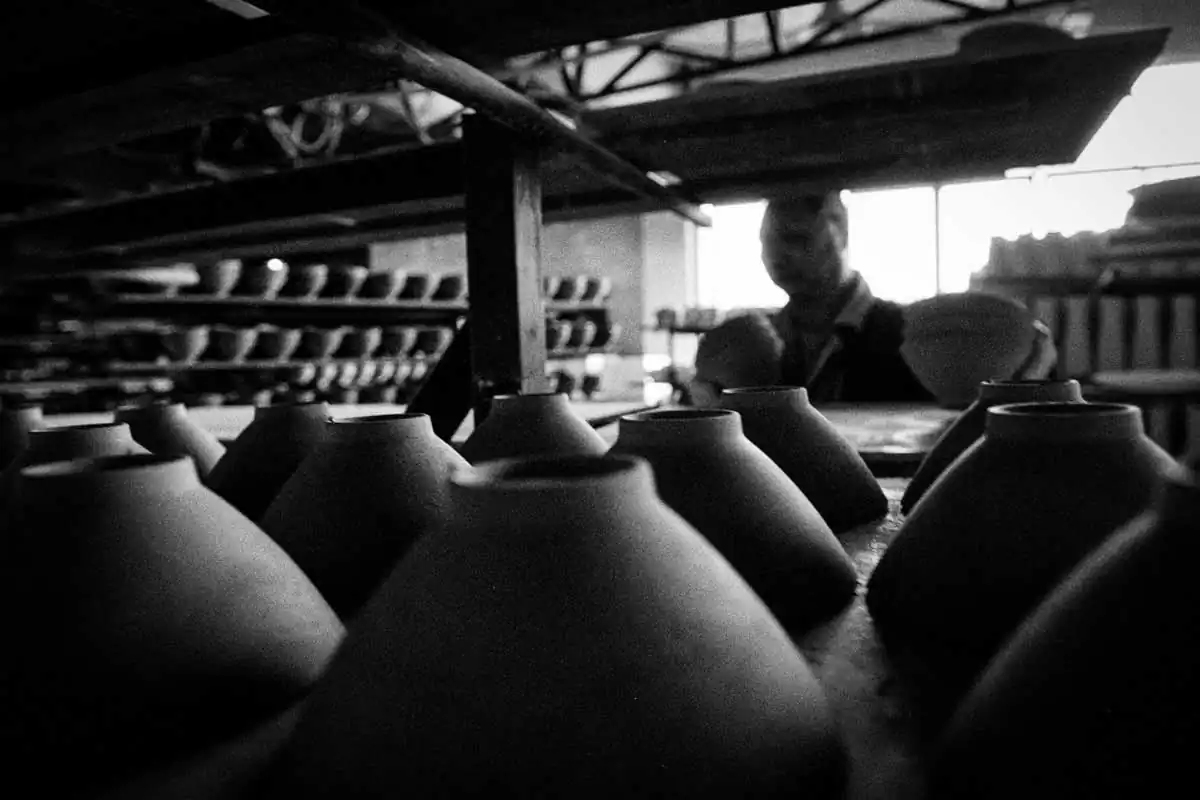 Shine Huang ; Fine China – a story about traditional porcelain makers