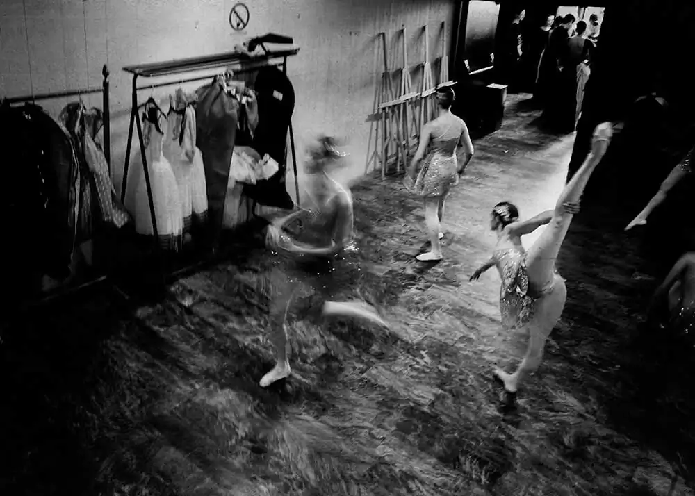 Between backstage by Leila Forés