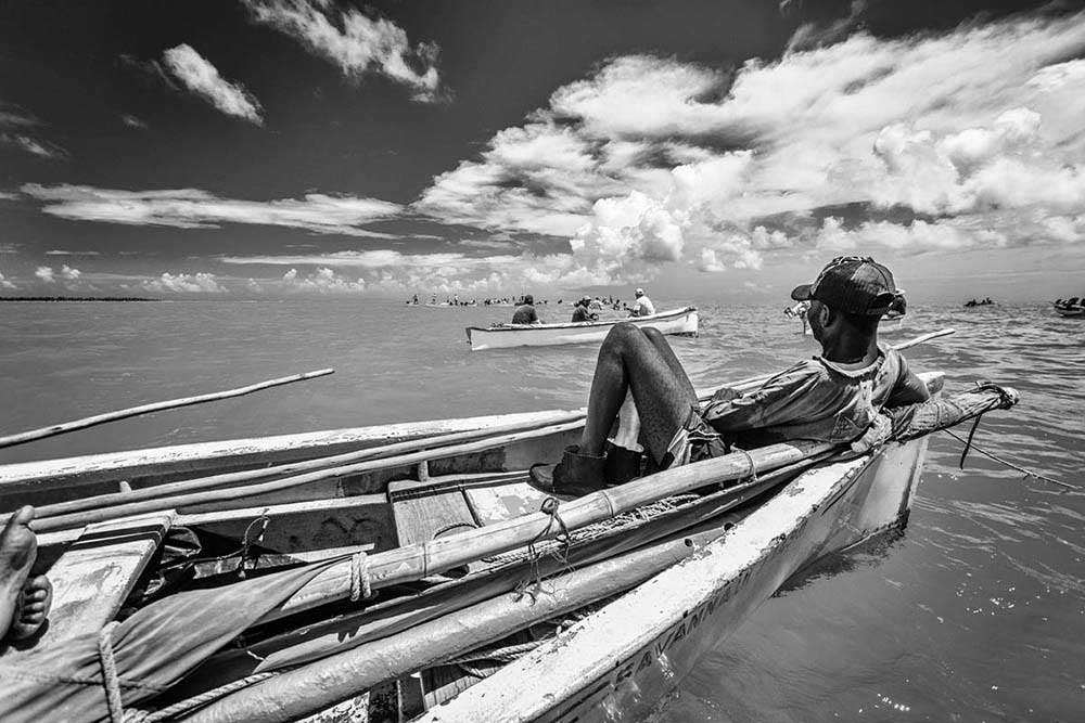 Net fishing in Rodrigues island by Pascal Lagesse