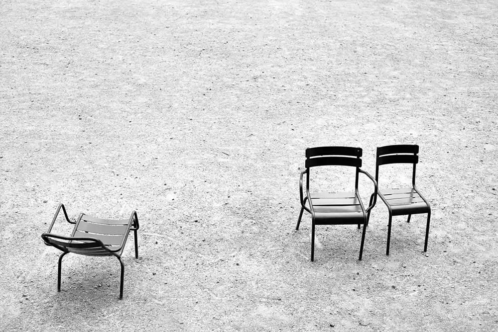 Jeu de chaises by James Kezman 