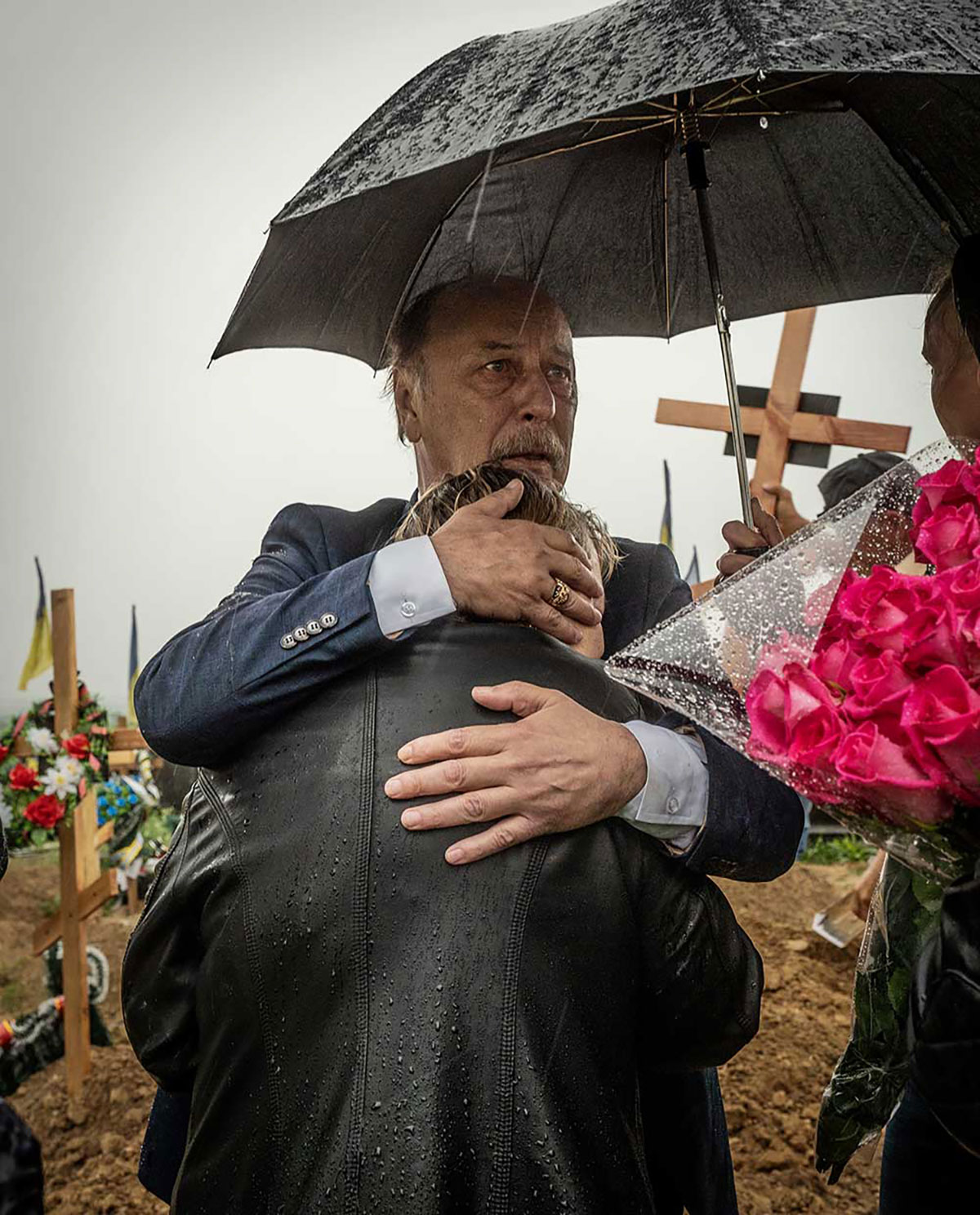 https://www.dodho.com/wp-content/uploads/2023/12/2-PatrykJaracz-Father-and-mother-last-goodbye-to-their-son-Ukrainian-soldier.jpg