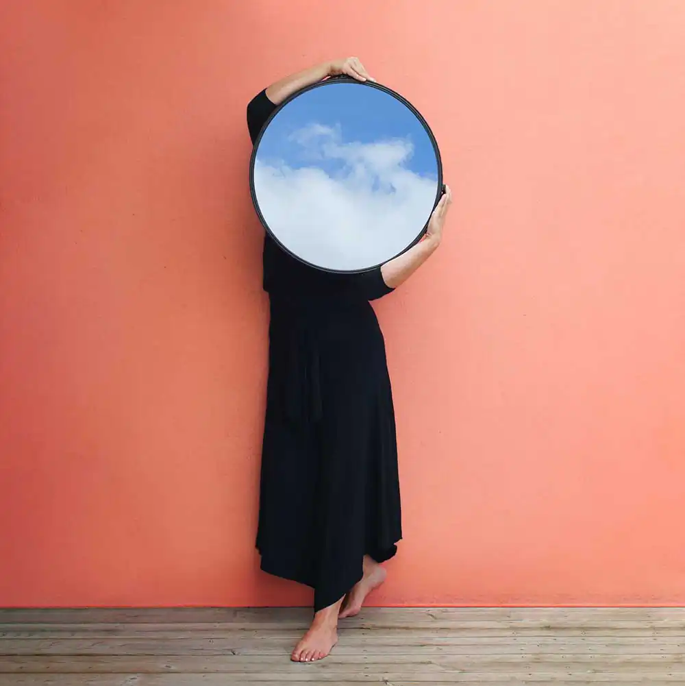 Elusive: Emilie Möri’s Photographic Exploration of Illusion, Escape, and Minimalist Grace