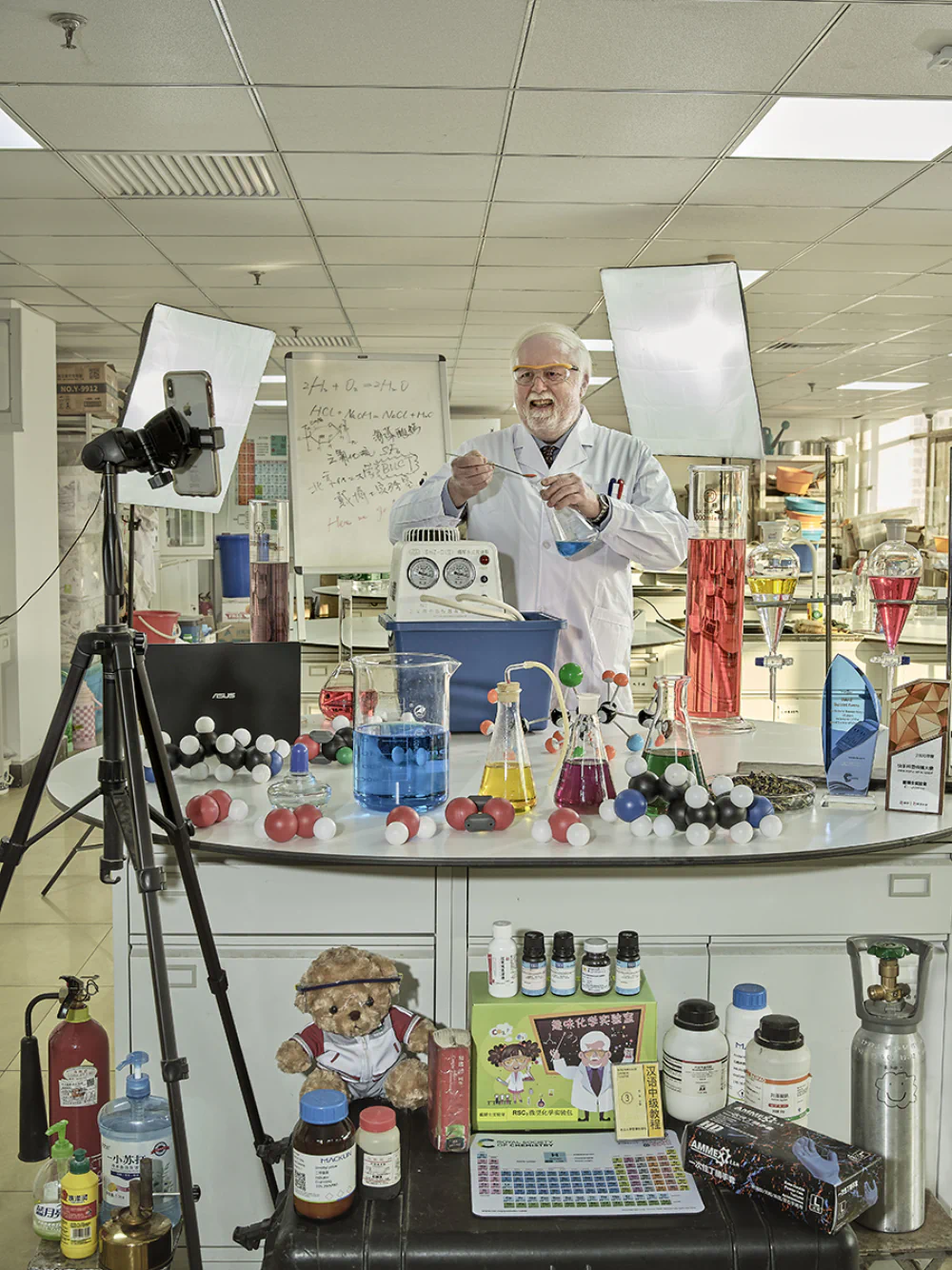 Qingjun Huang’s The Stuffs of Live Streamers