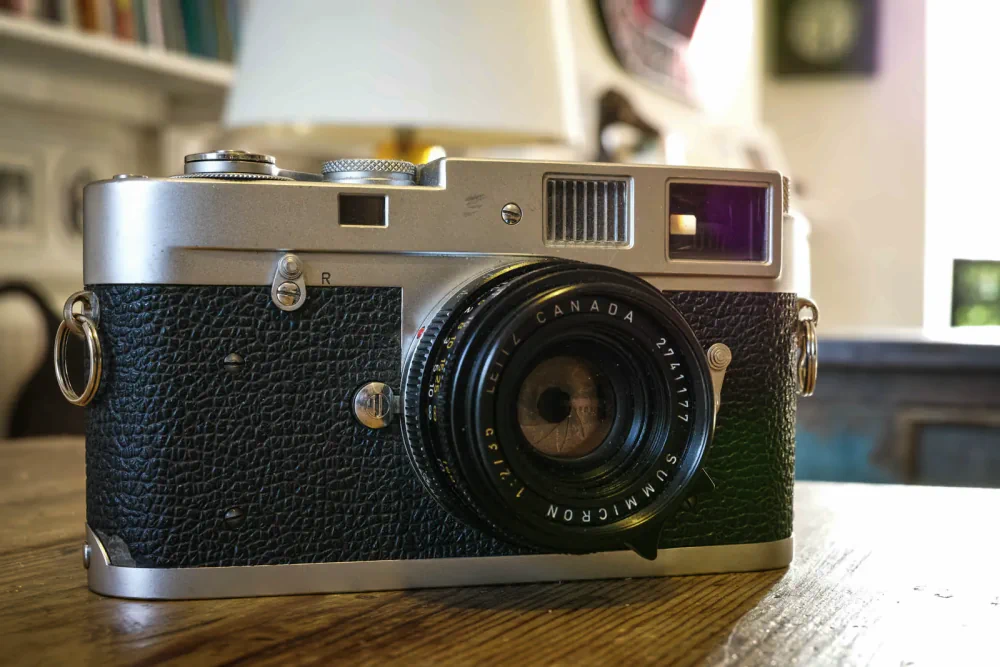 Leica M2: The Camera That Shifted Street Photography Toward the 35 mm Perspective